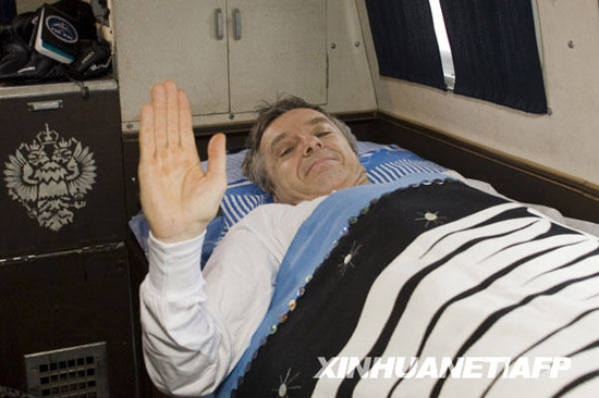 　12月1日，加拿大宇航員羅伯特·瑟斯克在哈薩克斯坦阿爾卡雷克附近著陸后在一輛車內休息。新華社/法新