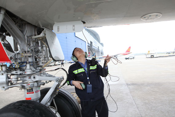 南航機務人員檢查飛機