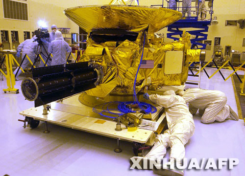 這張2005年11月4日拍攝的資料照片顯示，技術人員在美國佛羅里達州卡納維拉爾角肯尼迪航天中心對新地平線號冥王星探測器進行檢測。