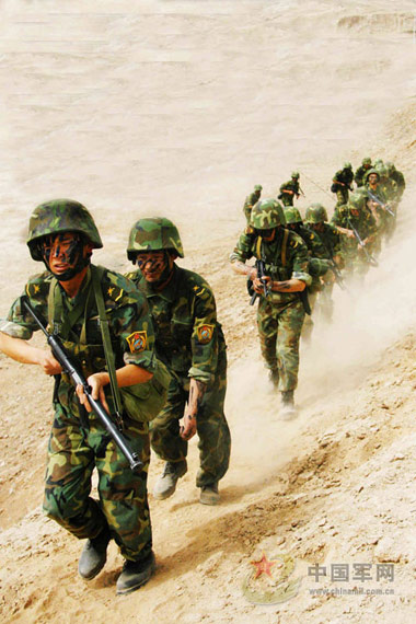 圖文：解放軍在生疏復雜地域開展戰術訓練