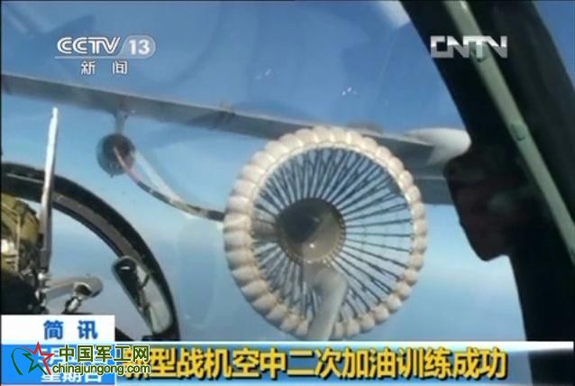 新型戰機空中二次加油訓練，采用對飛方式匯合