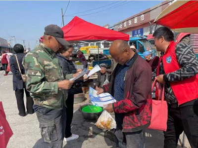 國防教育進大集——阜山鎮開展國防教育宣傳活動